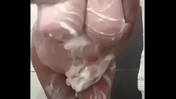 La signora tettona si lava le poppe e tutto il resto