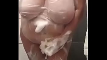 La signora tettona si lava le poppe e tutto il resto