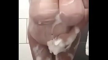 La signora tettona si lava le poppe e tutto il resto