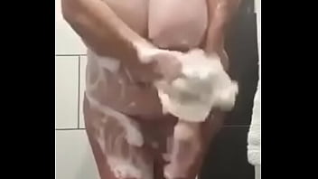 La signora tettona si lava le poppe e tutto il resto