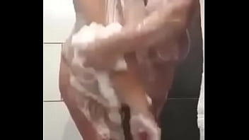 La signora tettona si lava le poppe e tutto il resto