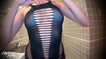 Novia traviesa se puso unas bragas abiertas para provocar a su novio y follar fácil con él completo en el rojo mysteriouskathy