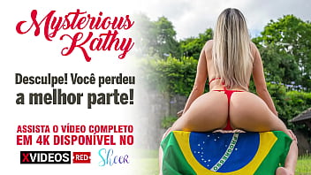 Novia traviesa se puso unas bragas abiertas para provocar a su novio y follar fácil con él completo en el rojo mysteriouskathy