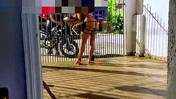 Casada pagou o entregador da pizza com o cu