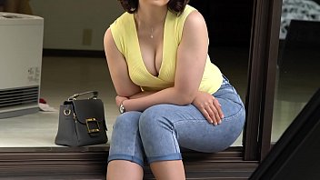 安易な表現だとわかっていてもあえてこう言うしかない…彼女は「天才」。永野あかりさん31歳。3歳の娘を子に持つ結婚5年目の専業主婦。ロールキャベツ系女子という言葉が適当かどうか知らないが、この癒し系のほんわかしたビジュアルと雰囲気にきっと男は騙される。 thumbnail