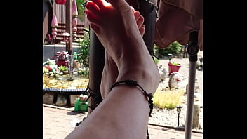 Barfuß auf der terrasse