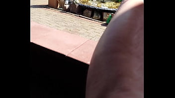 Barfuß auf der terrasse