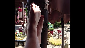 Barfuß auf der terrasse