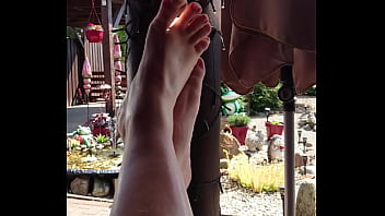 Barfuß auf der terrasse