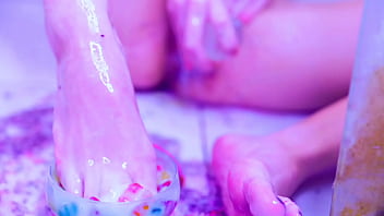 Bia roman gets her sexy feet all messy