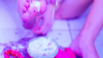 Bia roman gets her sexy feet all messy