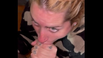 Quería que le chupe la pija y le di una rica mamada