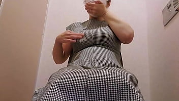 お店のトイレでオナニーする人妻