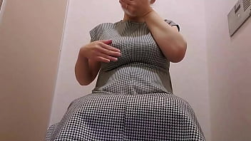 お店のトイレでオナニーする人妻