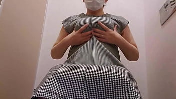 お店のトイレでオナニーする人妻