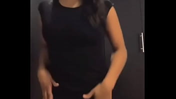 Enseña calzoncito al bailar