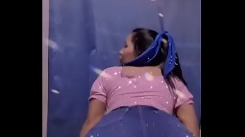 Enseña calzoncito al bailar