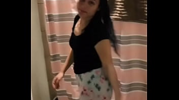 Enseña calzoncito al bailar