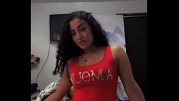 Enseña calzoncito al bailar