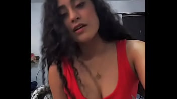 Enseña calzoncito al bailar