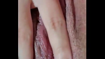 Cheia de tesão tocando uma siririca gostosa com o dedinho todo la dentro