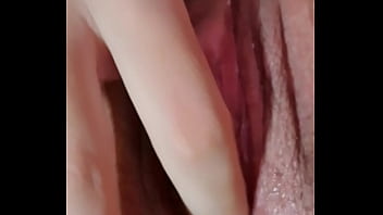 Cheia de tesão tocando uma siririca gostosa com o dedinho todo la dentro