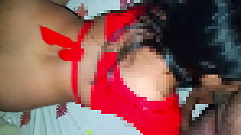 Morena de la boca a su culo