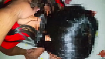 Morena de la boca a su culo