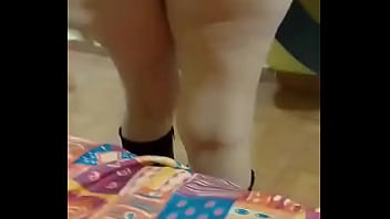 Esposa le muestra las nalgas a otro hombre la muy pura