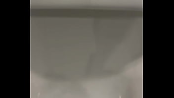 Paja en baño del centro comercial