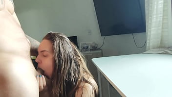 Latina rabuda sendo fodida na mesa recebe gozada no rosto