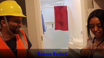 Chamei o encanador para consertar o vazamento do banheiro o safado me fodeu com o capacete e tudo video completo no red sheer