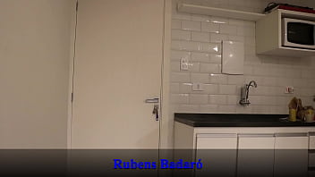 Chamei o encanador para consertar o vazamento do banheiro o safado me fodeu com o capacete e tudo video completo no red sheer