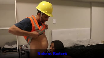 Chamei o encanador para consertar o vazamento do banheiro o safado me fodeu com o capacete e tudo video completo no red sheer