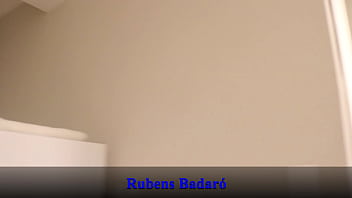 Chamei o encanador para consertar o vazamento do banheiro o safado me fodeu com o capacete e tudo video completo no red sheer