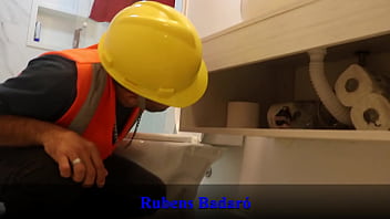 Chamei o encanador para consertar o vazamento do banheiro o safado me fodeu com o capacete e tudo video completo no red sheer