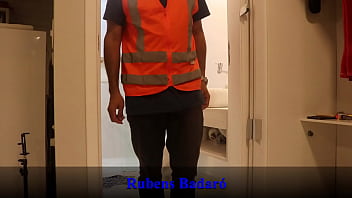 Chamei o encanador para consertar o vazamento do banheiro o safado me fodeu com o capacete e tudo video completo no red sheer