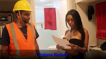 Chamei o encanador para consertar o vazamento do banheiro o safado me fodeu com o capacete e tudo video completo no red sheer