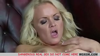 Bigtit milf toys her craving cunt