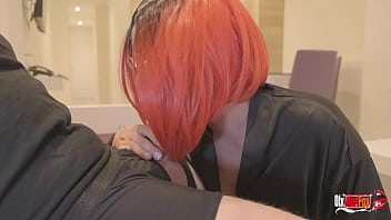 Моя мачеха увидела мой твердый член и не устояла перед ним