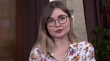 Blonde studentin liebt ihre muschi und verwöhnt sie vor kamera