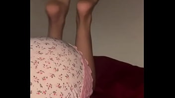 Barefoot hijab arab girl shows off sexy soles wiggling toes & foot kinks – muslim solo