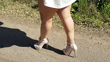 Mimujercita high heel en el campo Mimujercita high heel en el campo