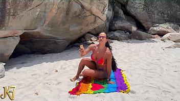 Comi a vick na praia com varias pessoas olhando