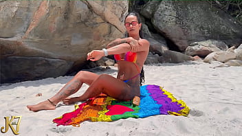 Comi a vick na praia com varias pessoas olhando