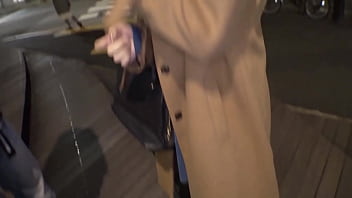 パート1〈新婚ホヤホヤhcup巨乳妻！乳責め連発で快楽堕ち！中出し&乳射6連発！〉新婚ホヤホヤhカップ巨乳妻をスタッフ宅に招き入れる！謝礼じゃ堕ちない純真新妻！助っ人登場！2人がかりで責めたてる！肉感h乳でパイズリフェラ！口ではダメだと言いつつ生ハメ性交！2人分のザーメンをたっぷり中出し！夜中になっても行為は続く！どエロコスでベロチュウ手コキ！「ああぁ～すごくいいィィ！！」メス顔で浮気sexに溺れる！完オチ新妻6射精！！！！！！