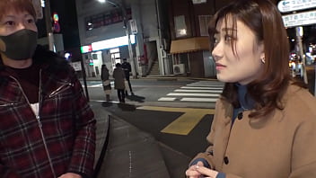 パート1〈新婚ホヤホヤhcup巨乳妻！乳責め連発で快楽堕ち！中出し&乳射6連発！〉新婚ホヤホヤhカップ巨乳妻をスタッフ宅に招き入れる！謝礼じゃ堕ちない純真新妻！助っ人登場！2人がかりで責めたてる！肉感h乳でパイズリフェラ！口ではダメだと言いつつ生ハメ性交！2人分のザーメンをたっぷり中出し！夜中になっても行為は続く！どエロコスでベロチュウ手コキ！「ああぁ～すごくいいィィ！！」メス顔で浮気sexに溺れる！完オチ新妻6射精！！！！！！