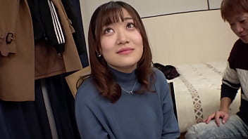 パート1〈新婚ホヤホヤhcup巨乳妻！乳責め連発で快楽堕ち！中出し&乳射6連発！〉新婚ホヤホヤhカップ巨乳妻をスタッフ宅に招き入れる！謝礼じゃ堕ちない純真新妻！助っ人登場！2人がかりで責めたてる！肉感h乳でパイズリフェラ！口ではダメだと言いつつ生ハメ性交！2人分のザーメンをたっぷり中出し！夜中になっても行為は続く！どエロコスでベロチュウ手コキ！「ああぁ～すごくいいィィ！！」メス顔で浮気sexに溺れる！完オチ新妻6射精！！！！！！