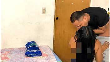 Técnico informático se folla a la traviesa esposa caliente mientra duerme