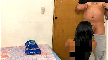 Técnico informático se folla a la traviesa esposa caliente mientra duerme